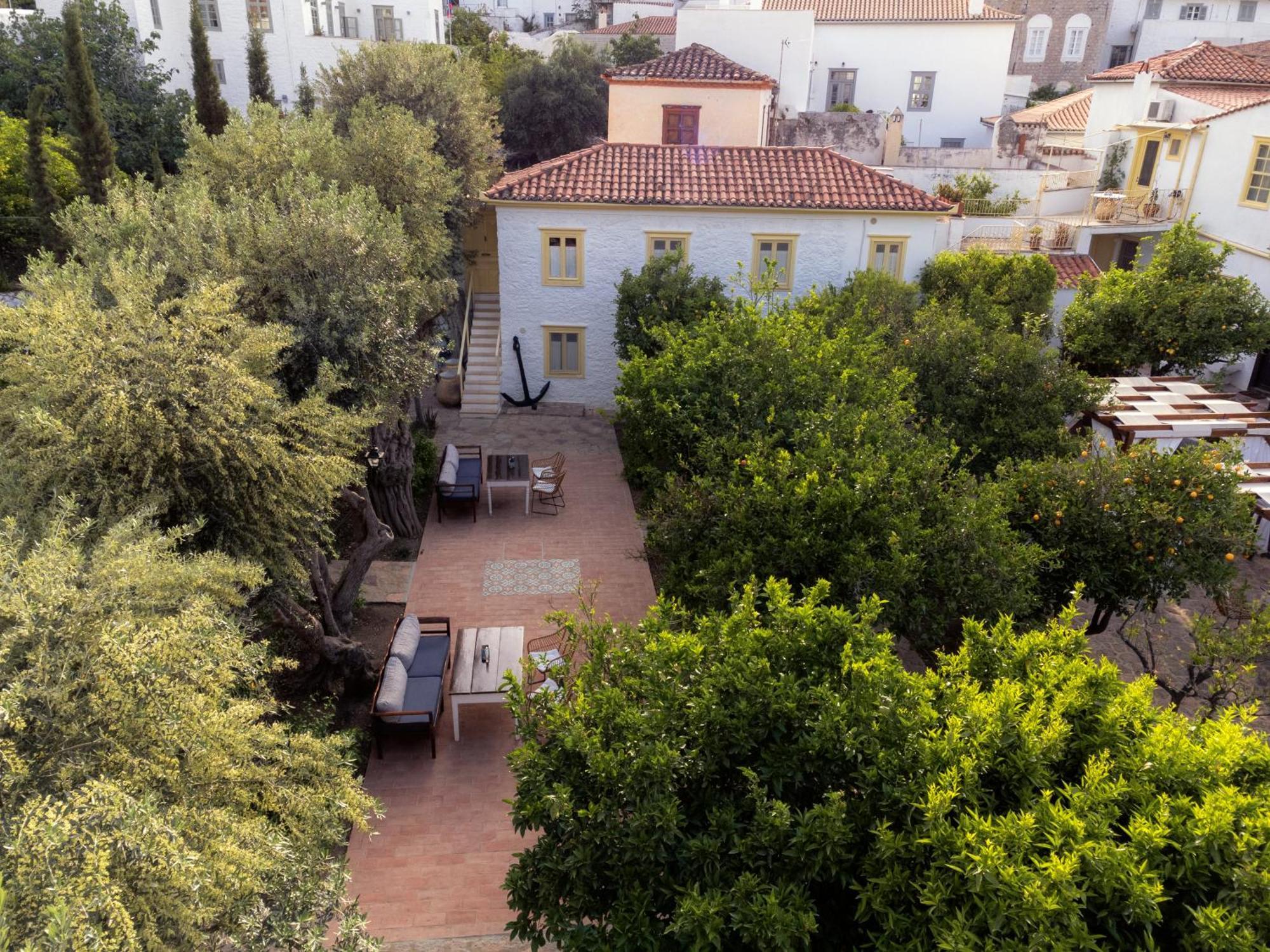 Rafalias Mansion Hydra  Exterior photo